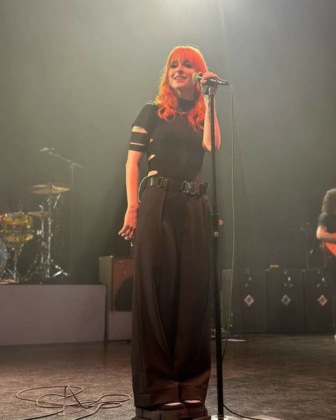 Hayley Williams Dress, Hayley Williams Outfits Casual, Hayley Williams On Stage, Hayley Williams Outfits 2000s, Hayley Williams Stage Outfits, Elevated Emo Style, Hayley Williams Tour Outfits, Hayley Williams Outfits, Hayley Williams Style