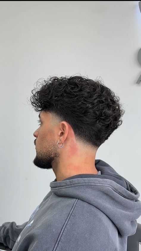 Curly Hair Taper, Taper Fade Short Hair, Fade Haircut Curly Hair, Low Taper Fade Haircut, Taper Fade Curly Hair, Best Fade Haircuts, Male Haircuts Curly, Curly Hair Fade, Edgars Haircut