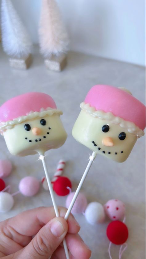 Christmas Marshmallows Pops, Chocolate Covered Marshmallow Pops, Christmas Chocolate Covered Marshmallows, Christmas Marshmallow Pops, Dipped Marshmallows Christmas, Christmas Marshmallows, Chocolate Covered Marshmallows Christmas, Chocolate Marshmallow, Halloween Chocolate Covered Marshmallows