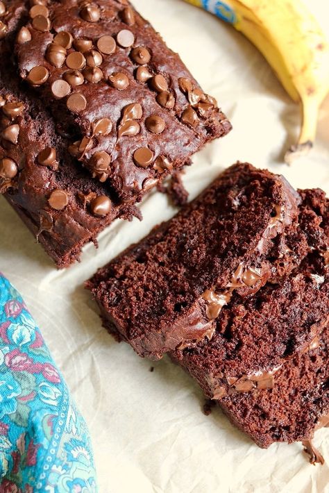 Vegan Chocolate Banana Bread, Chickpea Vegan, Vegan Banana Bread Recipe, Chocolate Loaf, Banana And Chocolate, Dessert Healthy, Dairy Free Chocolate Chips, Healthy Vegan Desserts, Vegan Banana Bread