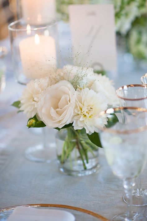 Mini Wedding Centerpieces, Minimalist Wedding Table Decor White Flowers, Modern Elegant Wedding Flowers, Flower Box Centerpiece Wedding, Cocktail Arrangements, Small Flower Centerpieces, Danish Wedding, Table Landscape, Ashford Estate