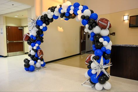 Cheer Balloon Arch, Nfl Party Decorations, Football Balloon Arch, Team Mom Football, Nfl Party, Football Centerpieces, Football Balloons, Balloon Arch Diy, Cheer Banquet