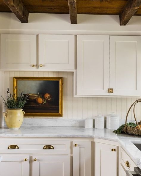 All Posts • Instagram Beadboard Backsplash Kitchen, Cottage Kitchen Backsplash, English Cottage Kitchens, Oliver James, Backsplash For White Cabinets, Ohio House, Colonial Kitchen, Signature Styles, Nancy Meyers