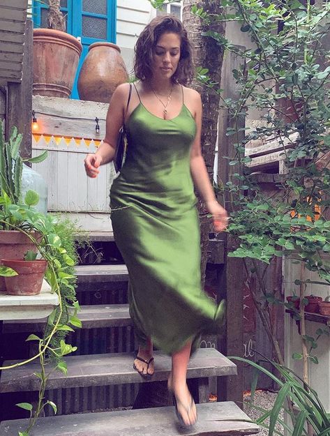 From Selena Gomez's It dress to Margot Robbie's cult blouse, here are the must-have pieces every celebrity is wearing in August. Tokyo Street Fashion, Hipster Grunge, Ashley Graham, Curvy Dress, Mid Size, Mode Inspo, Curvy Girl Outfits, Looks Chic, Curvy Outfits