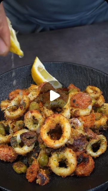 Baked Calamari Recipes, Grilled Calamari Recipes, Calamari Recipes Sauteed, Baked Calamari, Squid Dishes, Squid Rings, Calamari Recipes, Fried Calamari, Green Olives