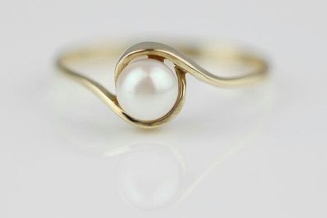 Beautiful vintage pearl ring. Definitely my future engagement ring ❤ Pearl Jewellry, Small Pearl Ring, Emerald Ring Design, Pearl Ring Design, Gold Ring Simple, Coral Jewelry Set, Soldered Jewelry, Womens Rings, Silver Pearl Ring