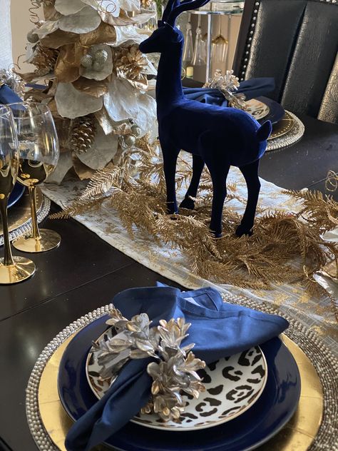 Navy Blue Christmas Decor Table Settings, Navy Blue Table Settings Dining Rooms, Blue Christmas Dining Table Decor, Navy And Gold Christmas, Gilded Christmas, Blue Table Settings, Blue Christmas Tree Decorations, Pattern Concrete, Christmas Dining Table Decor