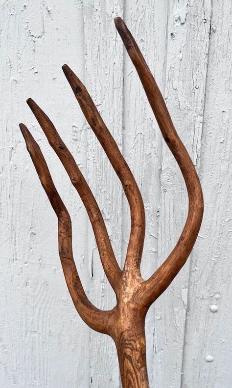 Tree Branch Decor Outdoor, Tree Branch Crafts, Ideas For Furniture, Pitch Fork, Pitch Forks, Tree Branch Decor, Garden Rake, Outdoor Trees, Animal Hide