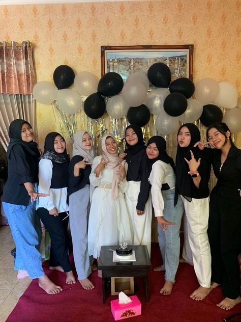 #hijab #birthdayparty #friend #sma #blackoutfit Outfit Birthday Party Hijab, Birthday Party Hijab, Outfit Birthday Party, Hijab Party, Party Hijab, Black Hijab, Outfit Birthday, Alex Turner, Black Outfit