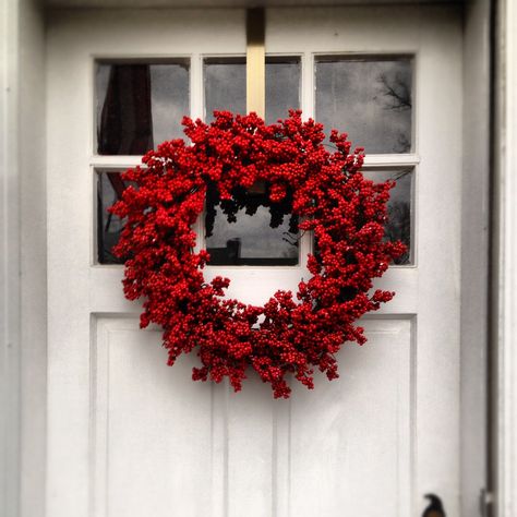 Red Berry Wreath Diy, Red Berry Christmas Wreath, Japandi Christmas, Christmas Reef, Red Berry Wreath, Glam Christmas Decor, Red Christmas Decor, Silver Christmas Decorations, Red Wreath