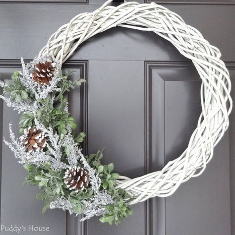 Diy Winter Wreath, Couronne Diy, Winter Wreath Diy, Diy Winter, Winter Door, White Wreath, Pinecone Wreath, Gorgeous Christmas, Winter Diy