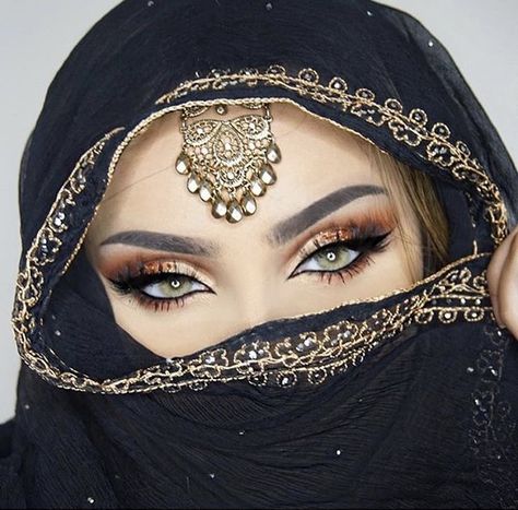 Arabic women have been rocking this look looong before Instagram. Makeup Arab, Arabic Make-up, Arabian Eyes, Arabic Eye Makeup, Solotica Lenses, Bollywood Makeup, Arabic Makeup, Tattoo Henna, Arabian Beauty