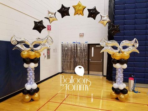 Masquerade themed balloon arch for a High School dance | Balloons by Tommy | #balloonsbytommy Dance Themes Ideas, Masquerade School Dance, School Dance Themes Ideas, High School Dance Themes, Spring Masquerade, Middle School Dance Themes, Dance Party Theme, School Dance Themes, Prom Balloons