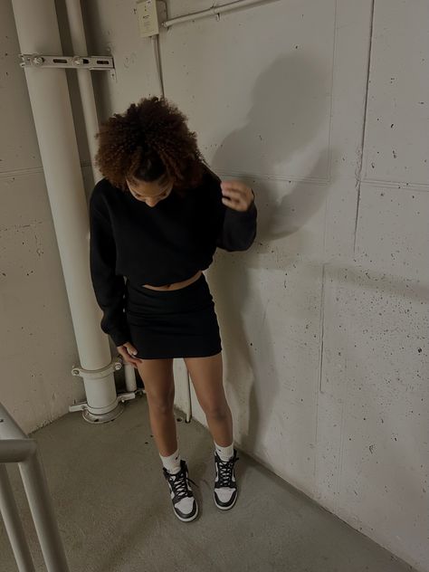 dunks fit inspo all black skirt and sweater Black Skirt And Sweater, Dunks Fit, Sza Concert, Full Black Outfit, Skirt And Sweater, Black Skirt Outfits, Brown Skirts, Cargo Skirt, Black Mini Skirt