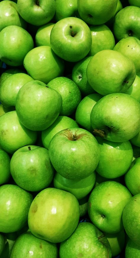 Apples Photography, Warm Scarves, Green Photography, Fruit Wallpaper, Fruit Photography, Cute Christmas Wallpaper, Food Wallpaper, Beautiful Fruits, Trending Pins