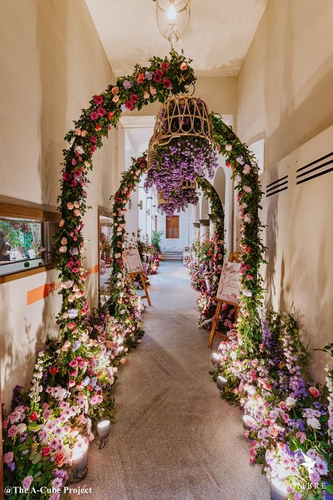 Entrance Arch Wedding Receptions, Pathway Decorations Wedding, Dramatic Wedding Entrance, Latest Wedding Decoration, Party Entrance Decoration Entryway, Roka Decoration Ideas, Entryway Wedding Decor, Pathway Decor Wedding, Wedding Passage Decoration