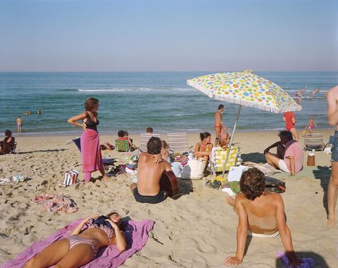 Joel Meyerowitz photographs Cape Cod in his book, Cape Light. Pictures Of The Beach, On Beach Photography, Massimo Vitali, Joel Meyerowitz, Cape Cod Beach, Street Portrait, Truro, Street Photographers, Beach Kids