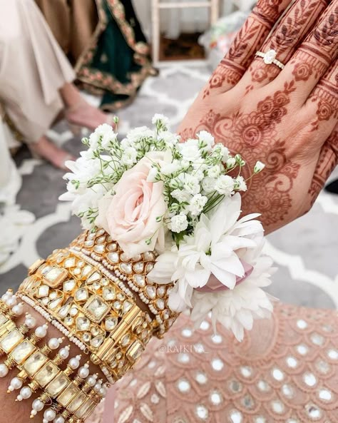 #ArmCandy – Drool-Worthy Bangle And Bracelet Stacking Styles For Indian Brides! Funky Hair Accessories, Flower Bracelet Wedding, Flower Jewelry Designs, Wedding Flower Jewelry, Bridal Gallery, Hand Flowers, Floral Bracelet, Bridal Bangles, Desi Wedding