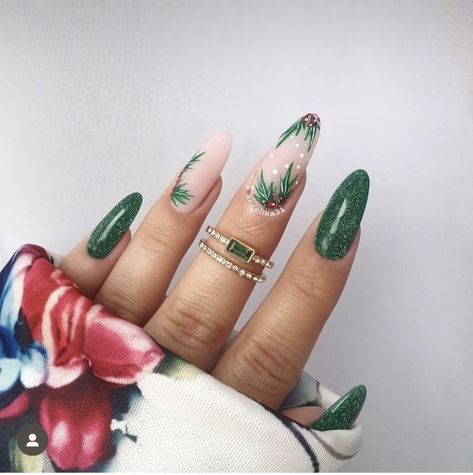 Christmas Green Nails, Manicure Shellac, Shellac Nail Designs, Witch Nails, Nails Designer, December Nails, Holly Christmas, Holiday Nail Designs, Work Nails