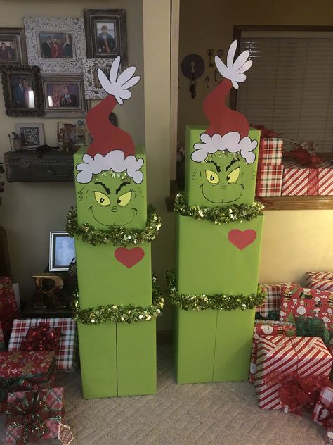 Christmas Present Tower Ideas, Grinch Gift Tower, Grinch Gift Wrapping Ideas, Unique Gift Wrapping Christmas, Grinch Christmas Decor, Christmas Boxes Decoration, Plate Wall Display, Giant Lollipop, Diy Candyland