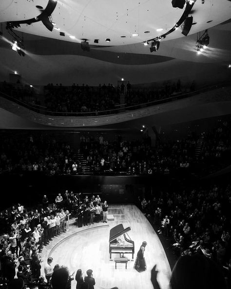 Orchestra Black And White, Piano Vision Board, Symphony Aesthetic, Poem Dress, New York It Girl, Music Pic, The Pianist, Musician Photography, Khatia Buniatishvili