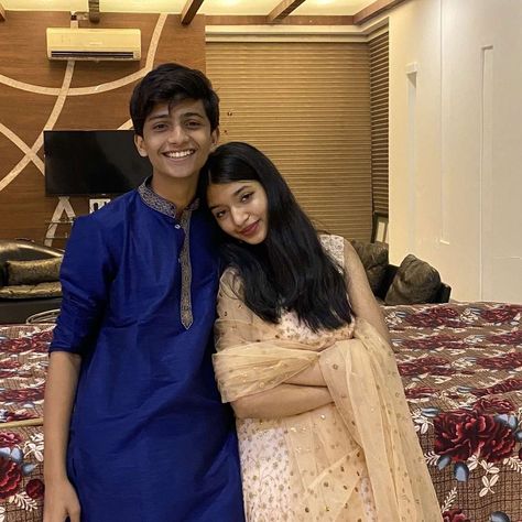 Brother Sister Aesthetic Pics, Poses For Brother And Sister, Indian Best Friends Pics, Indian Brother And Sister, Poses With Brother, Siblings Poses, Brother Sister Poses, Bff Photography, Teenage Couples