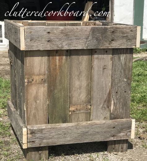 Pallet Board Planters, Planters From Pallets, Barnboard Projects, Koti Diy, Diy Pallet Wall, Cedar Planter Box, Cedar Planters, Pallet Boards, Pallet Planter