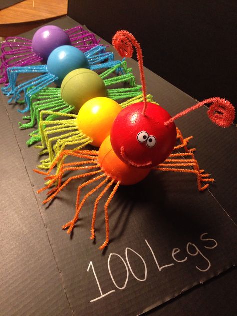 100 Days of school centipede project. Rainbow centipede with 100 pipe cleaner legs and painted 4" styrofoam balls. 100 Days Of School Poster, 100 Days Of School Project Kindergartens, 100 Day Project Ideas, 100 Días De Clases, 100th Day Of School Crafts, 100 Day Of School Project, Kindergarten Projects, 100 Day Celebration, School Poster