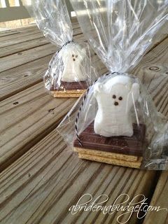 Halloween School Treats, Hallowen Ideas, Halloween Food Treats, Halloween Treats Easy, Halloween Favors, Halloween Goodies, Halloween Tags, Halloween Treat Bags, S'mores