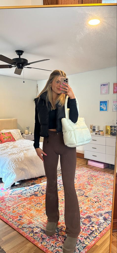 Cold Outfits College, Basic College Outfits Winter, Fall Outfits 2023 Leggings, Cute Outfits For Instagram Pictures, Signing Day Outfits College, Fall Class Outfits College, College Fall Fits, Flair Leggings Outfit Fall, Aerie Outfits Fall