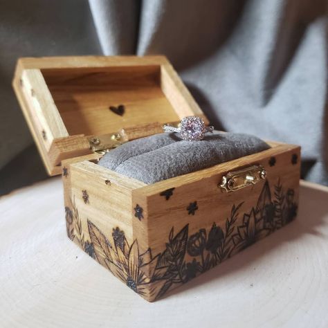 Wedding Pyrography, Burning Flowers, Wood Burn Designs, Proposal Wedding, Proposal Ring Box, Heart Crafts, Wedding Boxes, Proposal Ring, Flower Boxes