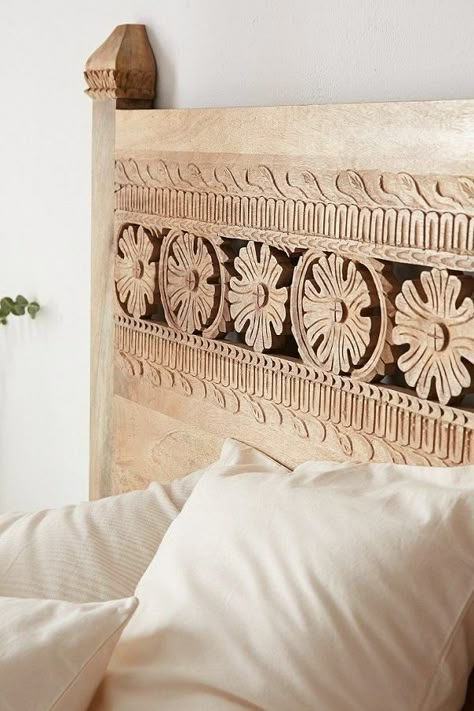 beautiful carved furniture ideas bed headboard Bohemian Platform Bed, Double Headboard, Carved Headboard, Flower Motifs, Unique Beds, Wood Carving Patterns, Wood Headboard, Bedroom Space, Frame Headboard