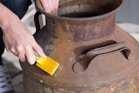 Milk Can Restoration, Refinishing Old Milk Cans, Paint Old Milk Can, Diy Old Milk Can Ideas, Painting A Milk Can, Painting Old Milk Cans, Decorating Milk Cans Ideas, Milk Can Flower Pot, Painting Milk Cans Ideas