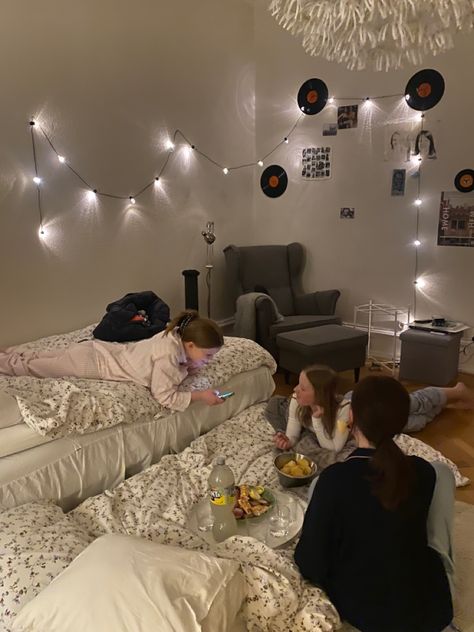 Sleepover Vibes Aesthetic, Sleepover Aesthetic Food, Sleepover 3 People, Girls Sleepover Aesthetic, Winter Sleepover, Sleepover Vibes, Sleepover Bed, Sleepover Aesthetic, Female Friendship