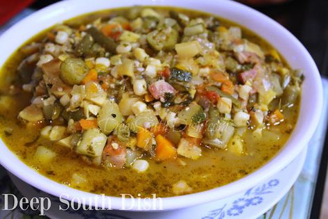 Summer Vegetable Gumbo - Garden in a Pot from Deep South Dish blog. A mix of summer's best veggies like sweet onion, fresh corn, zucchini, yellow squash, tomatoes, green beans, sweet bell pepper and okra, a perfect dish for the veggie lovers! Vegetable Gumbo, Cozy Soups, Corn Zucchini, Deep South Dish, Healthy Soups, Meat Seasoning, Sweet Bell Peppers, Detox Soup, Pot Pies