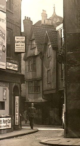 Strangeness. Old Street Aesthetic, Victorian London Street, 1910s Aesthetic, 1900s Aesthetic, Victorian Town, Urban Poverty, Bristol City Centre, Victorian Street, City Streets Photography