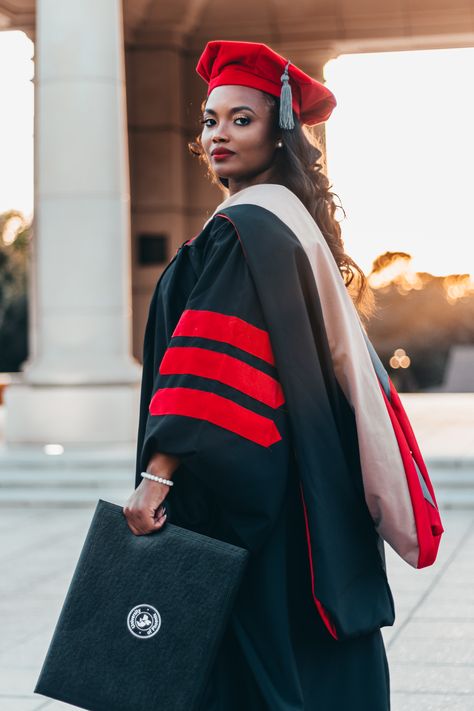 Doctoral Graduation, Mba Graduation, Graduation Outfit Ideas, Masters Graduation, College Graduation Pictures Poses, College Graduation Photoshoot, Graduation Look, Grad Outfits, College Graduation Photos