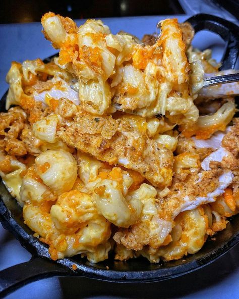 Dig in to the FRIED CHICKEN DORITOS CRUSTED MAC N’ CHEESE from @phunkyelephant on STATEN ISLAND! 🍗🤤🧀 🔥 Creamy mac n’ cheese made with 3 cheese blend, topped with crumbled Doritos, Cheetos & Fried Chicken. 📍: @phunkyelephant 🌆: Staten Island, NYC Cheetos Fried Chicken, Creamy Mac N Cheese, Creamy Mac And Cheese, Island Food, Mac N Cheese, Hair Nails, How To Make Cheese, Staten Island, Food Cravings