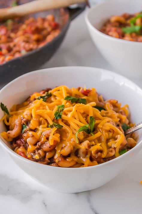 Old Fashioned Goulash is the perfect weeknight dinner. It’s easy to make, hearty, and full of comfort food goodness. With ground beef, elbow macaroni, cheese, and a tomato-y sauce, goulash is one of those rare recipes that everyone in the family will love! Chili Mac Recipe Easy, Quick Easy Dinner Ideas, Easy Goulash Recipes, Old Fashioned Goulash, Fresh Corn Salad, Goulash Recipe, Goulash Recipes, Easy Meal Ideas, Dinner With Ground Beef