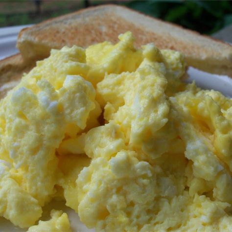 Oven Scrambled Eggs, Fluffy Scrambled Eggs, Scrambled Eggs Recipe, Breakfast For A Crowd, Cooking For A Crowd, Brunch Ideas, Egg Breakfast, Food For A Crowd, Easter Brunch