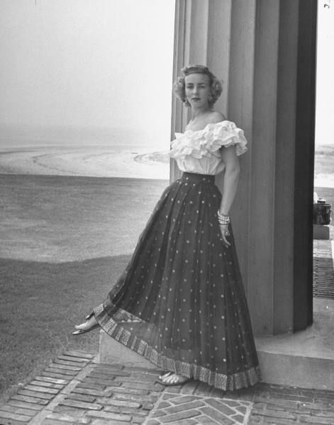 LIFE - Mrs. Reeves Wetherell wearing skirt with Mexican peasant blouse, 1948. #vintage #1940s #fashion Mexican Peasant Blouse, Mexican Skirts, 1940s Women, A Streetcar Named Desire, Dress Barbie Doll, Fashion 1940s, Mexican Fashion, Mexican Blouse, 40s Fashion