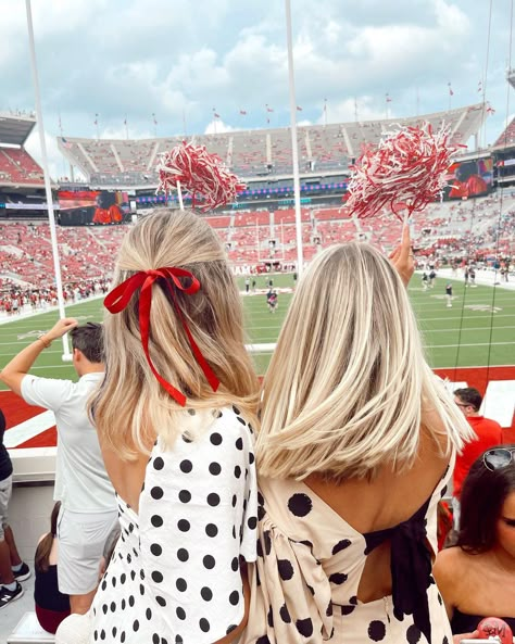 Iron Bowl Outfit Alabama, Bama Football Outfits, Ou Gameday Outfit, University Of Alabama Game Day Outfits, Gameday Pictures, Gameday Poses, Red Game Day Outfit, Game Day Pictures, Bama Gameday Outfit