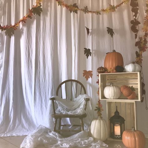 Fall Bridal Shower Photo Booth, Fall Photo Backdrop Ideas Indoor, Fall Photobooth Idea, Fall Picture Backdrop, Fall Picture Backdrop Ideas, Fall Photo Backdrop Diy, Fall Backdrops For Pictures, Selfie Corner, Fall Photo Booth