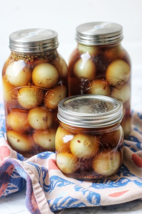 Pickled Onions English Pickled Onions, Best Pickled Onions, Pickled Cocktail Onions, Honey Pickled Onions, Pickling Onions Recipe, Homemade Pickled Onions, Easy Pickled Onions, Pickle Onions Recipe Vinegar, Refrigerator Pickled Onions