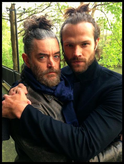 Jared Padalecki and Timothy Omundson rocking the man bun Misha Jensen, Sammy Supernatural, Bobby Singer, John Barrowman, Winchester Boys, Odaiba, Orphan Black, Supernatural Fans, Man Bun