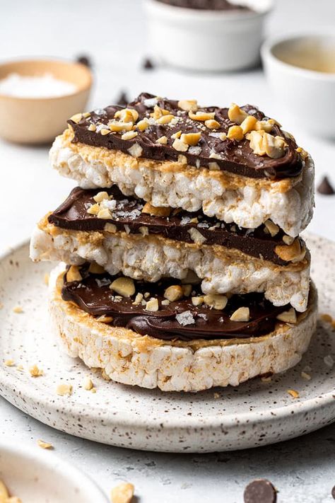 Rice Cake Photography, Rice Cakes With Chocolate, Snickers Rice Cake, Rice Cakes Chocolate, Rice Cake With Chocolate, Rice Cake Treats Healthy, Rice Cake Snickers, Peanut Butter Chocolate Rice Cakes, Chocolate Rice Cakes Toppings