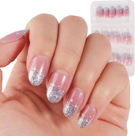 Short Holiday Nails Christmas, Mum Nails, Christmas Glitter Nails, Glitter Christmas Nails, Nails Short Round, Graduation Ball, Cover Nails, Silver Glitter Nails, Holiday Nails Christmas