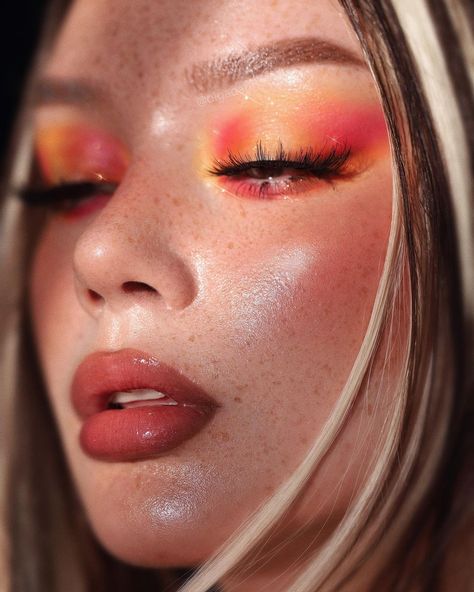 Frosty sunset ✨ ⠀⠀ #colourpopme Fade into hue palette, Hydrating Setting Mist, Soft Ivory Pretty fresh hydrating illumination… Fade Into Hue Palette, Fade Into Hue, Setting Mist, Sunset Makeup, Mekap Mata, 20 Makeup, Bright Eye Makeup, Summer Makeup Looks, Barbie Makeup