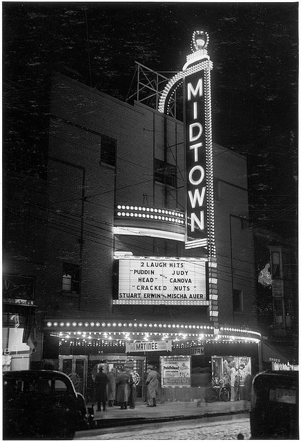 Midtown Theatre at night, Toronto, c. 1941. #vintage #Canada #1940s #streets 1940s Movie Theater, 1940s Theatre, Vintage Movie Posters Decor, Toronto At Night, Night Toronto, Vintage Movie Night, Movie Theater Aesthetic, Movie Posters Decor, Vintage Movie Theater