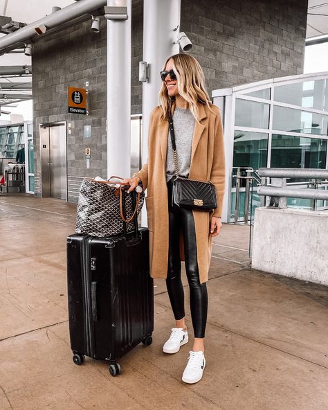 Ootd Leggings, Travel Style Airport, Airport Travel Outfits, Airplane Outfits, Fashion Travel Outfit, Leather Leggings Outfit, Look Legging, Airport Outfits, Amy Jackson